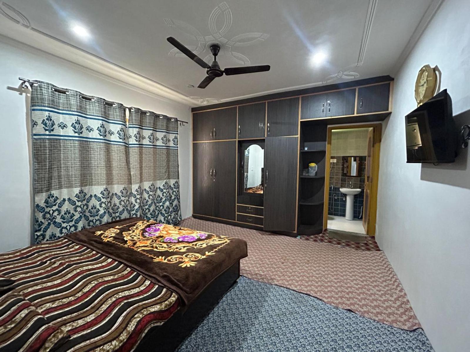 Hotel Reshi Srinagar  Bagian luar foto